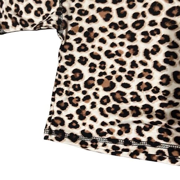 LE LIS Leopard Print Crop Top NWT Size Small Stretch Shirt Blouse - Picture 2 of 7